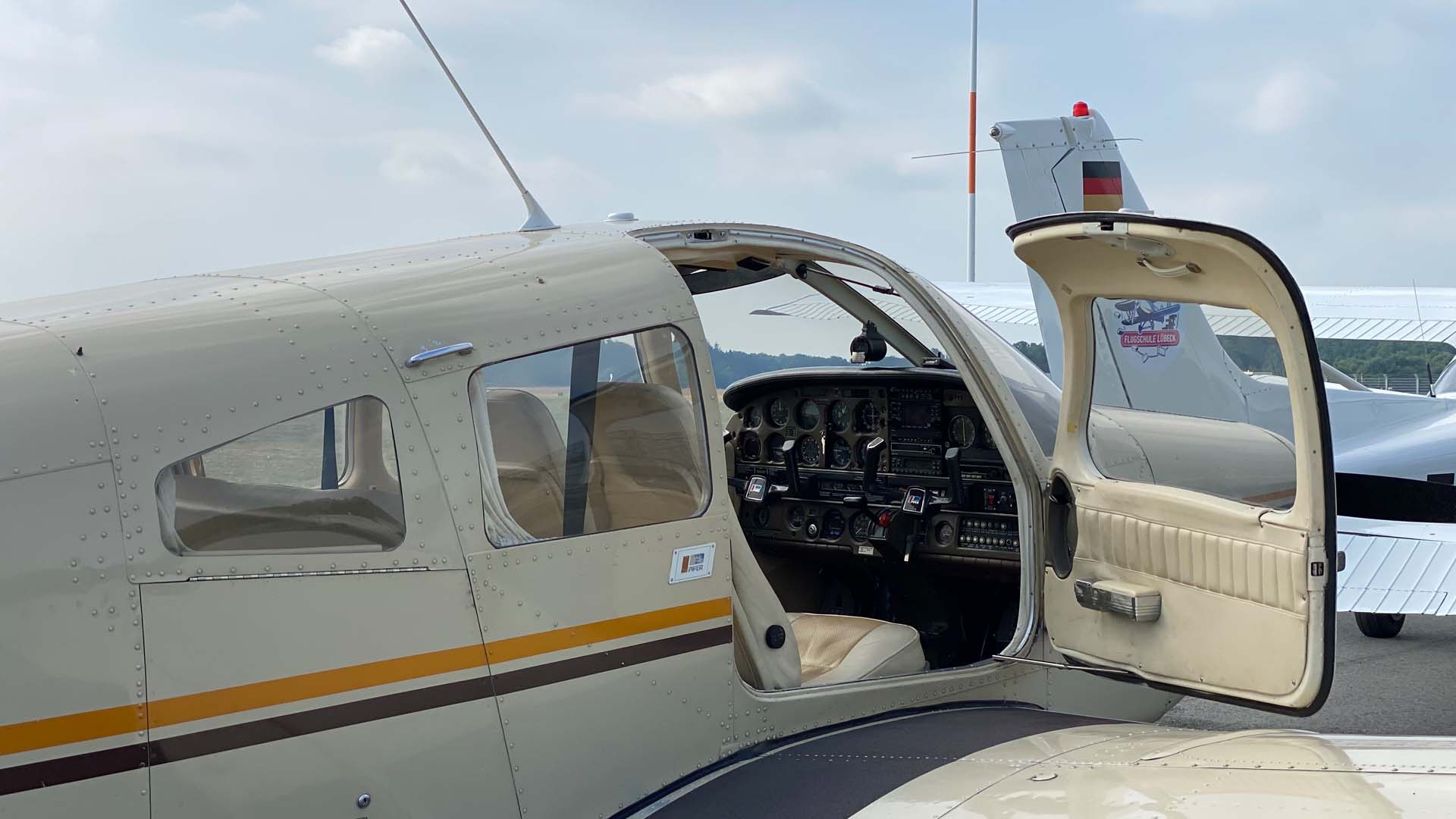Leichtflugzeug mit geöffnetem Cockpit